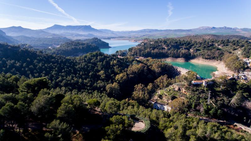 beautiful-lake-in-mountains-chorro