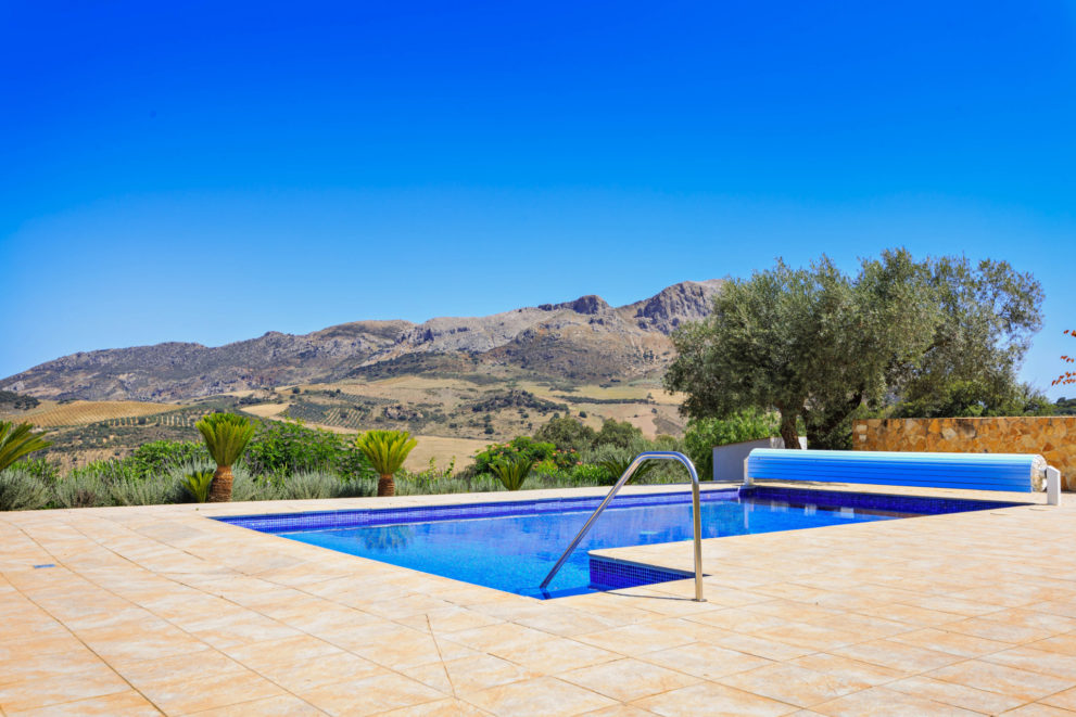 piscina-vistas-torcal-antequera