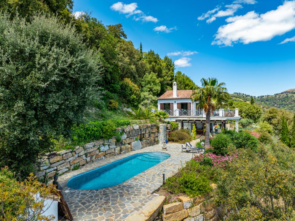 House with panoramic sea views